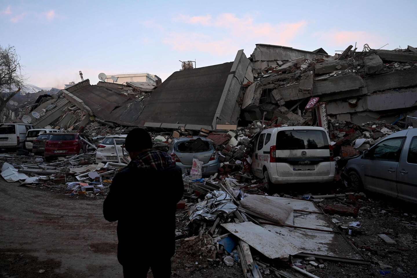 En Turquie et en Syrie, le bilan dépasse 8 700 morts et le temps presse pour retrouver les survivants