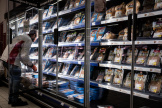 Des produits alimentaires emballés de plastique, dans un supermarché de Bordeaux, en décembre 2022.