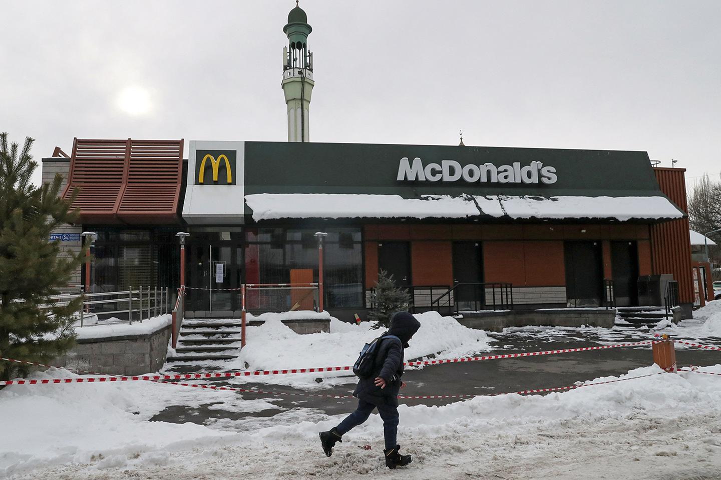 En Kazajistán, McDonald’s hace las maletas por la guerra en Ucrania