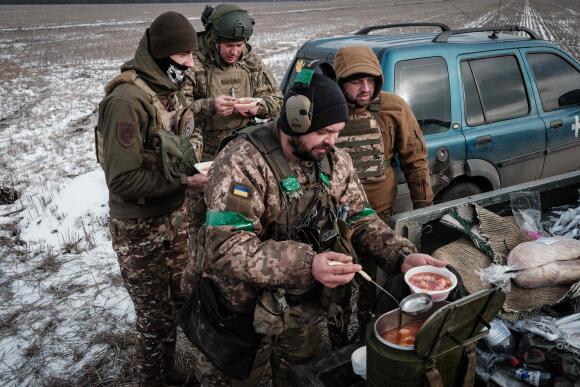 Des militaires ukrainiens de l’unité d’artillerie de la 80e brigade d’assaut aérien, près de Bakhmout, le 7 février 2023.