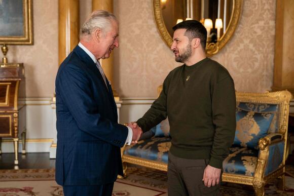 Le président ukrainien, Volodymyr Zelensky, s’est entretenu avec le roi britannique, Charles III, qui l’a reçu à Buckingham Palace, à Londres, le 8 février 2023.