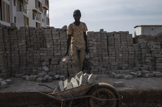 Un travailleur sur l’un des nombreux chantiers de construction de Diamniadio, ville nouvelle située à une quarantaine de kilomètres de Dakar, en novembre 2022. 