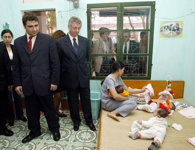 En février 2004, Christian Jacob (second depuis la gauche), alors ministre français de la famille, visite un orphelinat dans la province de Hoa Binh, au nord du Vietnam.