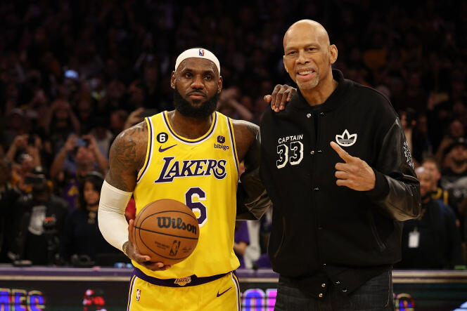 Le joueur des Lakers de Los Angeles LeBron James lors du match contre Oklahoma City Thunder, durant lequel il est devenu le meilleur marqueur de l’histoire de la NBA, accompagné de Kareem Abdul-Jabbar, précédent détenteur du record, à Los Angeles, le 7 février 2023. 