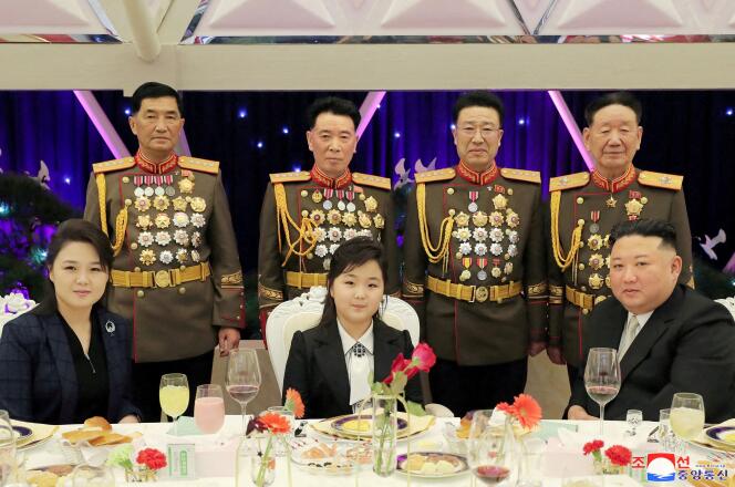 El líder norcoreano Kim Jong-un, su esposa Ri Sol-ju y su hija Kim Ju-ae asisten a un banquete para celebrar el 75 aniversario del Ejército Popular en Pyongyang, el 7 de febrero de 2023.