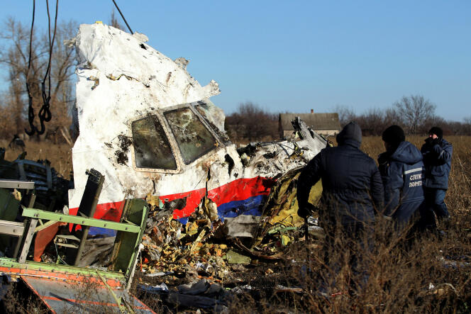 Une pièce de l’avion du vol MH17 de la Malaysia Airlines est déplacée du lieu du crash, près du village de Grabovo dans la région de Donetsk, en Ukraine, le 20 novembre 2014. 