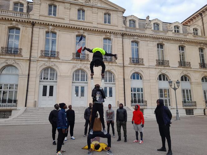 La compagnie Circus Baobab s’entraîne dans les rue de Marseille, le 25 janvier 2023.