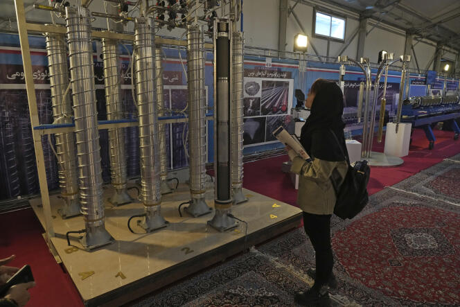 Une étudiante observe une maquette de centrifugeuse dans une exposition consacrée aux réalisations iraniennes dans le domaine nucléaire, à Téhéran, le 8 février 2023.