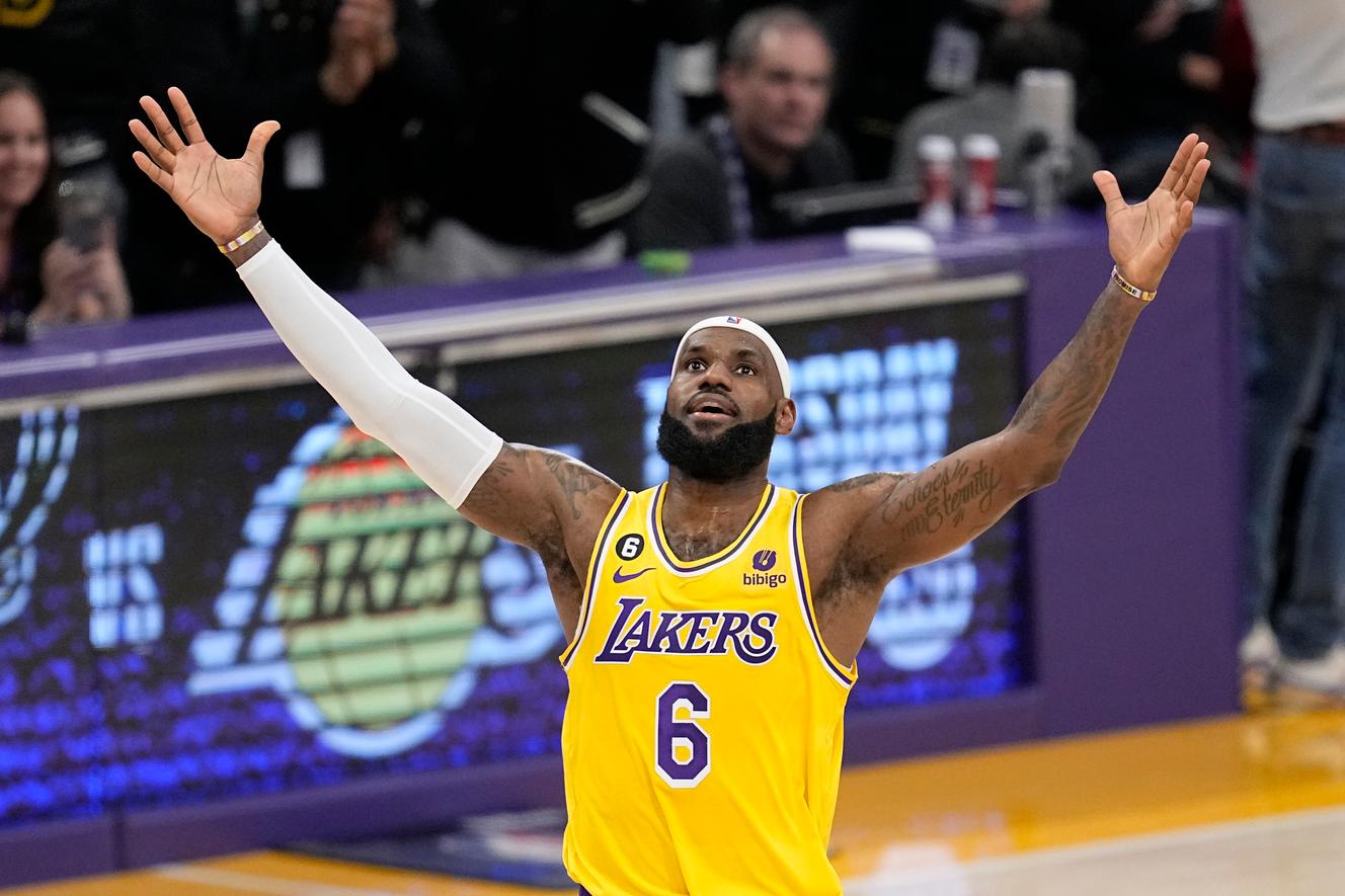 Le joueur de basket LeBron James des Lakers de Los Angeles lors du match de la NBA contre Oklahoma City Thunder, durant lequel il devient le meilleur marqueur de l’histoire de la NBA, à Los Angeles, le 7 février 2023.