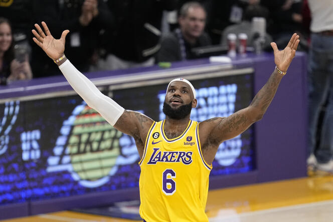 Le joueur de basket LeBron James des Lakers de Los Angeles lors du match de la NBA contre Oklahoma City Thunder, durant lequel il devient le meilleur marqueur de l’histoire de la NBA, à Los Angeles, le 7 février 2023. 