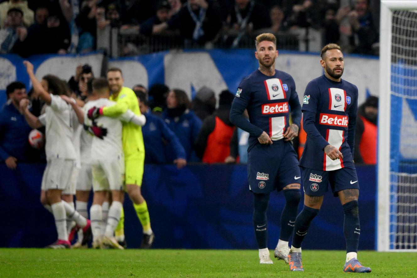Los parisinos Sergio Ramos y Neymar (derecha), durante la derrota (2-1) del PSG en los octavos de final de la Copa de Francia, en Marsella, el miércoles 8 de febrero de 2023.
