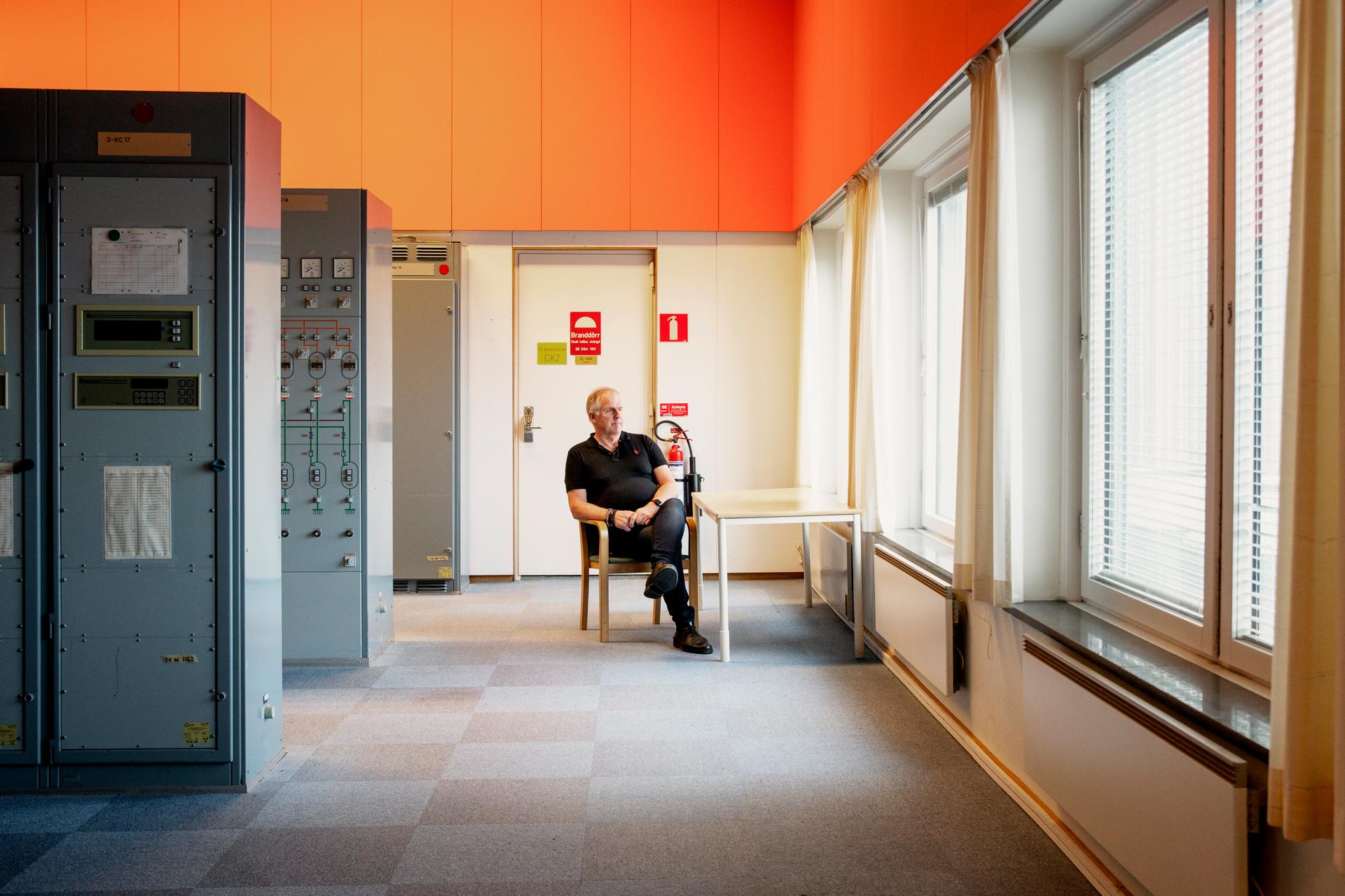 El Gerente de Instalaciones, Jens Rönnow, ha ocupado varios cargos en Barsebäck desde 1981. Aquí en la Sala de Control 2 el 20 de enero de 2023.