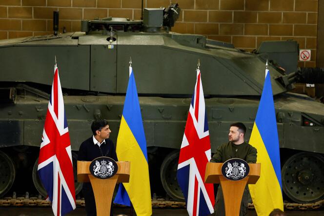 Le premier ministre britannique, Rishi Sunak (à gauche), et le président ukrainien, Volodymyr Zelensky, lors d’une conférence de presse sur la base militaire de Lulworth (Dorset, Royaume-Uni) le 8 février 2023.