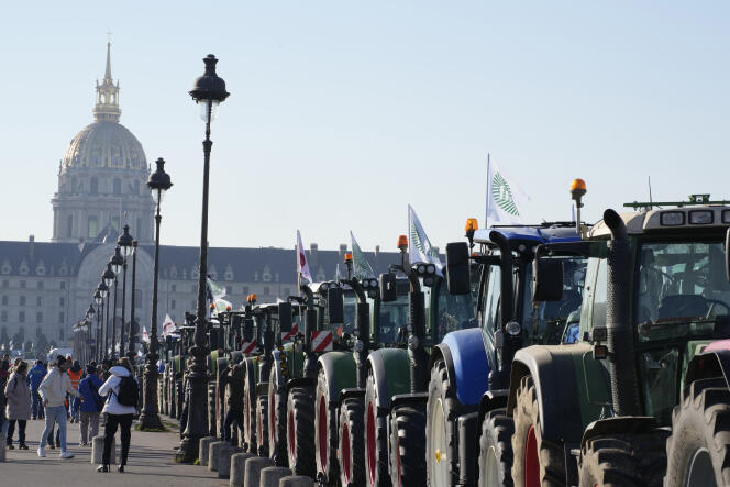 Los tractores pasan frente al monumento a los Inválidos, en París, el miércoles 8 de febrero de 2023.