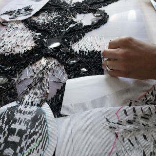 Broderies de la robe ATOM en cours de réalisation, 2019.