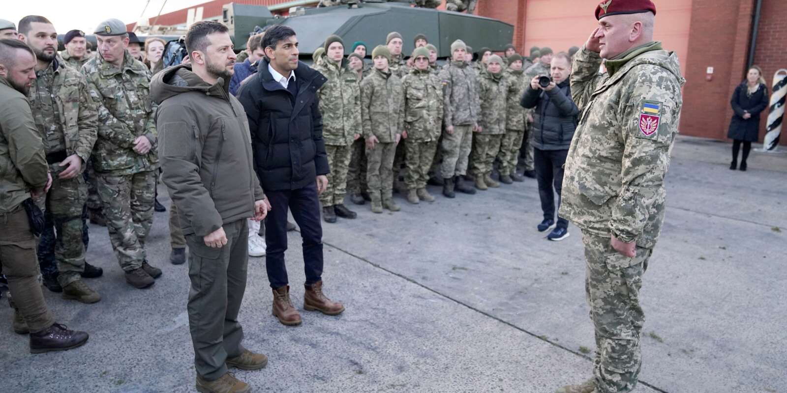 Rishi Sunak et Volodymyr Zelensky à la rencontre des équipages ukrainiens formés à Lulworth par l’armée britannique.