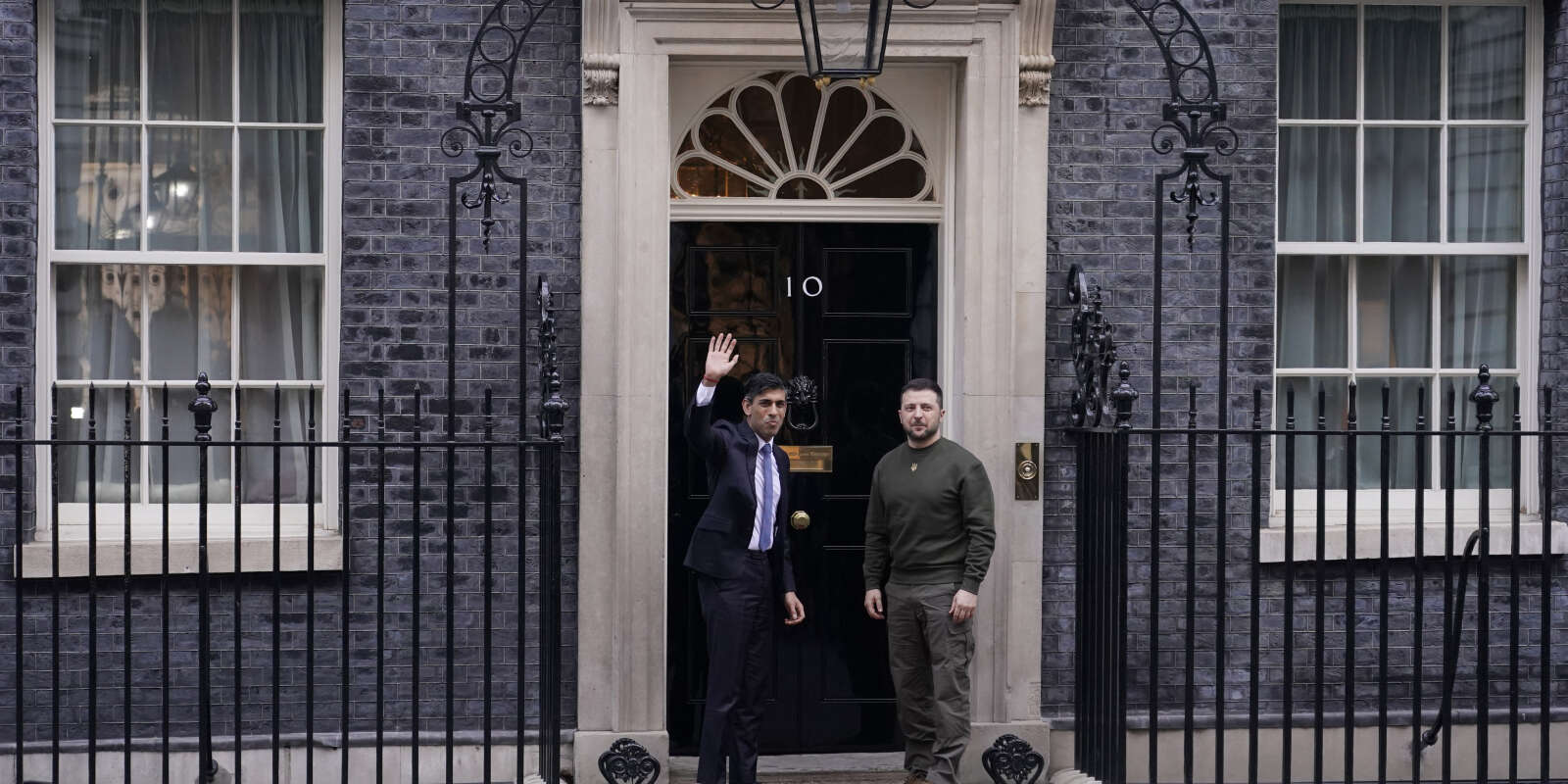 Le premier ministre britannique, Rishi Sunak, et le président ukrainien, Volodymyr Zelensky, devant le 10 Downing Street, à Londres, avant leur entretien en tête à tête, le 8 février 2023.