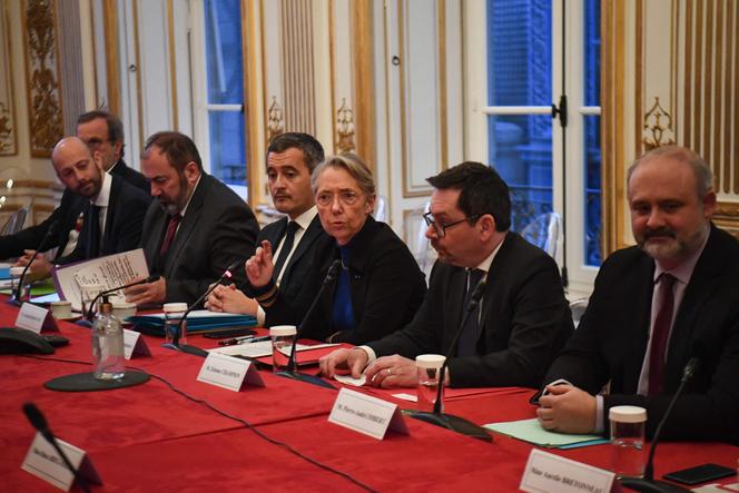 Pierre-André Imbert (à direita), então vice-secretário-geral do Eliseu, durante reunião do governo Borne no hotel Matignon, em Paris, 9 de fevereiro de 2023.