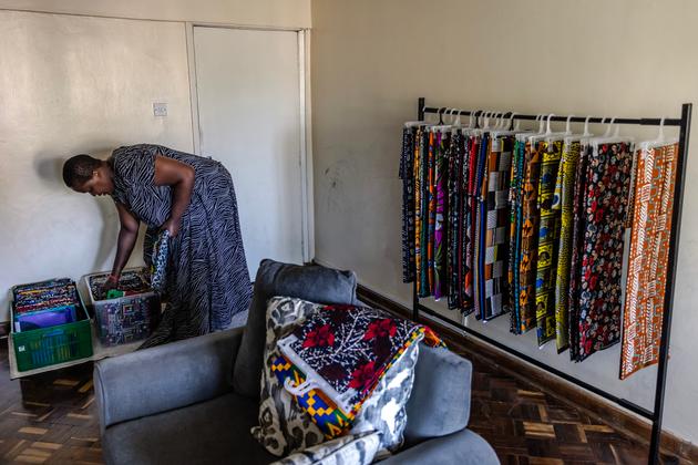 Lilian Kiganga a une entreprise et vend du kite - des pièces de tissu traditionnels africains - exclusivement via les réseaux sociaux et les applications téléphoniques.
