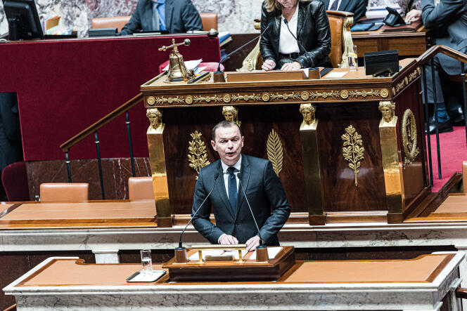 El Ministro de Trabajo Olivier Dussopt en el podio, durante los debates sobre la ley de jubilación en la Asamblea Nacional, en París, el 6 de febrero de 2023. 