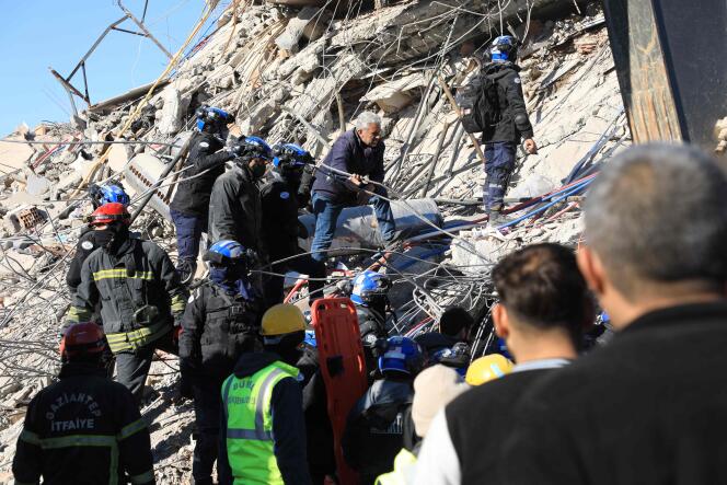 Des sauveteurs malaisiens et turcs recherchent des survivants dans les décombres d’immeubles effondrés à Nurdagi, dans la région de Gaziantep, le 9 février 2023.
