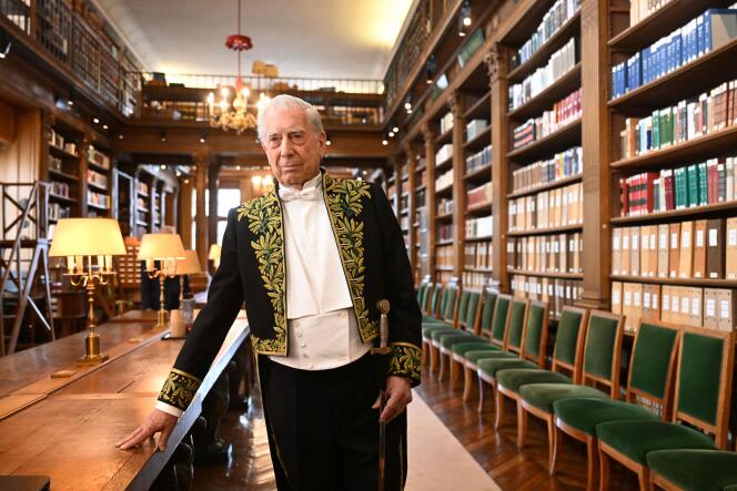 Peruvian writer and Nobel literature prize winner Mario Vargas Llosa poses for a photograph during the ceremony of his induction into the Académie Française, in Paris, February 9, 2023.