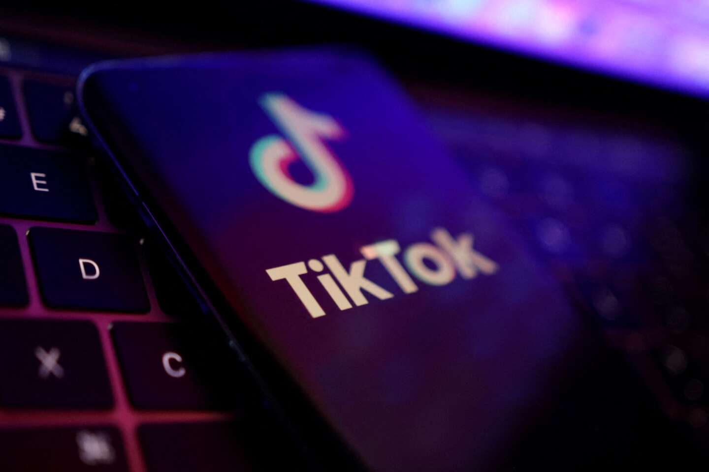 De Europese Commissie verbiedt TikTok op telefoons van werknemers