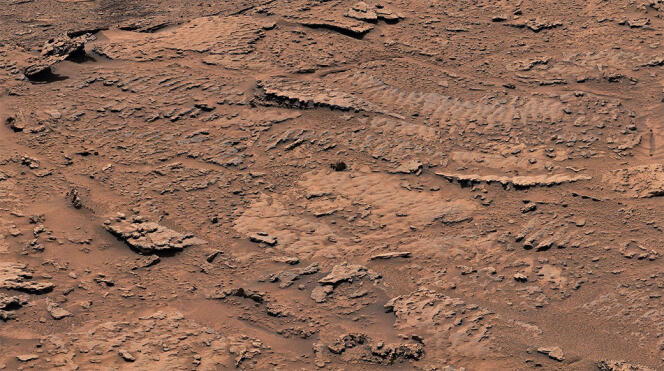Il y a des milliards d’années, des vaguelettes à la surface d’un lac martien peu profond ont ridé les sédiments de celui-ci, qui se sont fossilisés sous cette forme. 