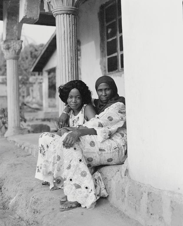 Rebecca Kamara (izquierda) y Aminta Binta Jalloh, dos ex trabajadoras del hogar, en Makeni.  A su regreso, Aminta ya no tenía hogar, su marido se había mudado con otra mujer.  Todas las fotos fueron tomadas en marzo de 2022.