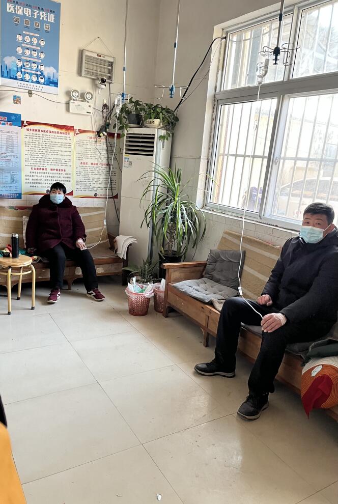 Pacientes en el consultorio del Doctor Jiang en Jiang, China, 27 de enero de 2023.