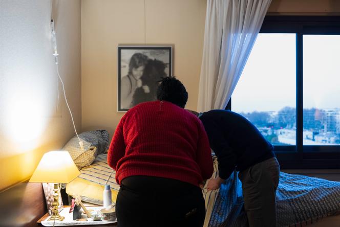 Una enfermera y un médico del servicio hospitalario Pallidom (AP-HP) junto a la cama de un paciente en cuidados paliativos en su domicilio en Courbevoie (Hauts-de-Seine), el 5 de febrero de 2023.
