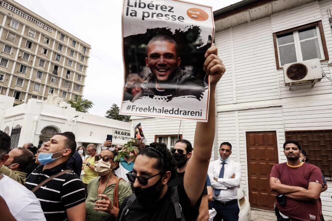 Des manifestants brandissent la photo de Khaled Drareni, un journaliste emprisonné pendant le Hirak, aujourd’hui libre, à Alger, le 21 septembre 2020.