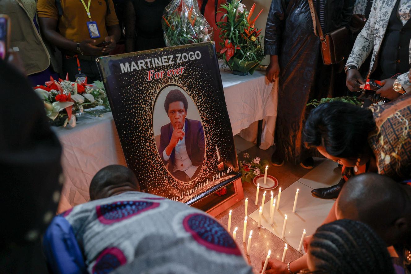 Contemplación en Yaundé, en la emisora privada Amplitude FM, en el distrito de Elig-Essono, tras el asesinato del periodista Martinez Zogo, cuyo cuerpo mutilado fue hallado el 23 de enero de 2023.