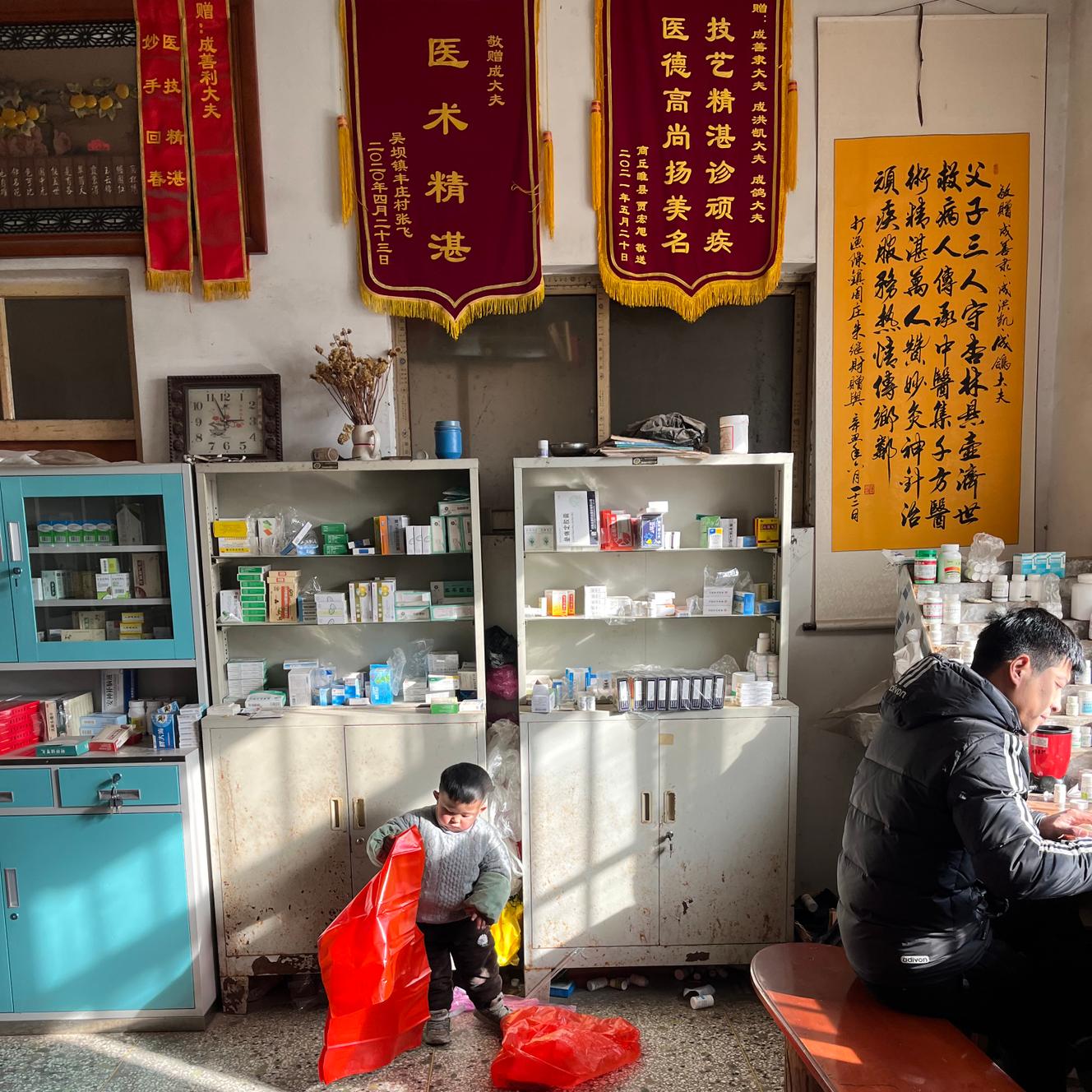 Le docteur Cheng Shanquan et son petit-fils, dans son cabinet à Zhu (Chine), le 27 janvier 2023.