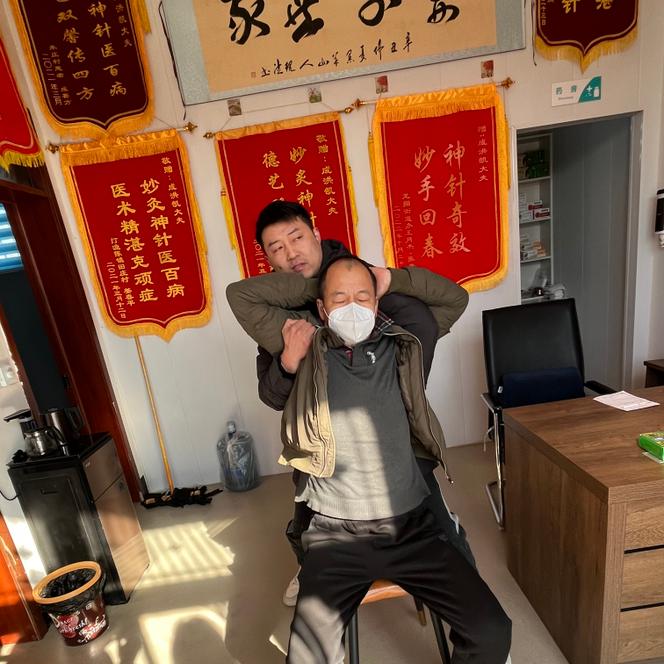 Le docteur Cheng Hongkai dans son cabinet à Zhu (Chine), le 27 janvier 2023.