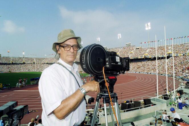 In this file photo taken on August 7, 1992 Spanish film director Carlos Saura poses during the filming of the marathon in the 1992 Olympic Games of Barcelona. 