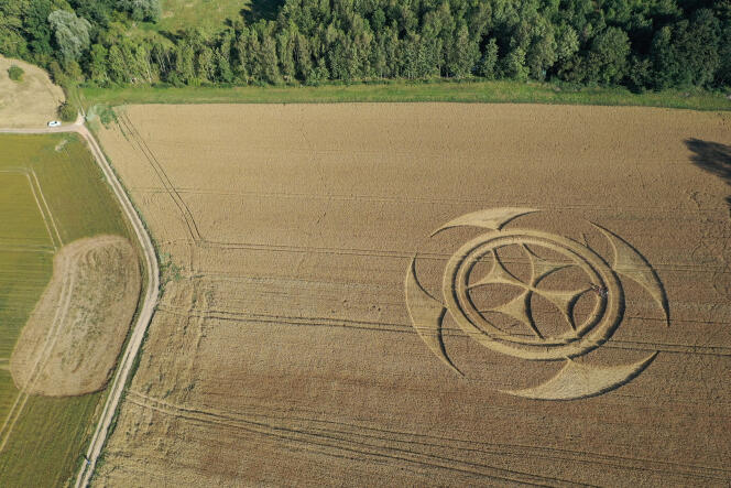 Un agroglyphe dans un champ de blé a été découvert par un agriculteur selon les médias locaux, près du Mémorial national canadien, à Vimy (Pas-de-Calais), le 11 juillet 2020.