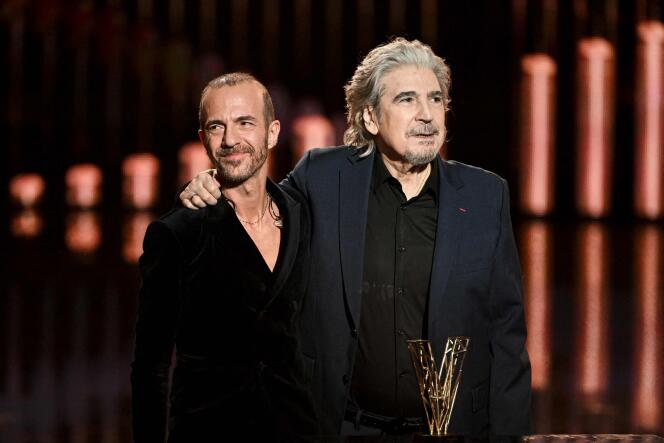 Serge Lama (derecha) junto a Calogero, presidente honorario de estas 28 Victoires de la Musique, en el Seine Musicale, en Boulogne-Billancourt, cerca de París, el 10 de febrero de 2023. 