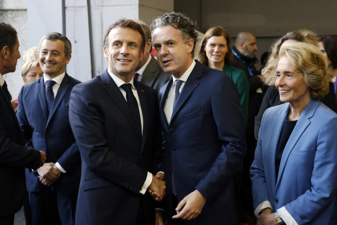 Emmanuel Macron et Christophe Béchu, ministre de la transition écologique et de la cohésion des territoires, visitent le salon des maires, à Paris, le 23 novembre 2022. 