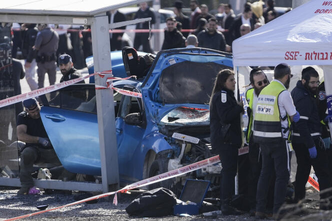 Los equipos de rescate y la policía israelí responden al sitio de un ataque a una parada de autobús en Ramot, Jerusalén Este, el 10 de febrero de 2023. 