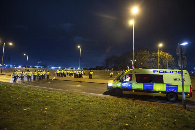 Policía afuera del Hotel Suites en Knowsley, cerca de Liverpool, el 10 de febrero.