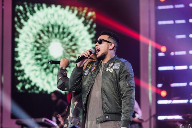 El rapero sudafricano AKA el 4 de junio de 2016 en el escenario de los Samas (Premios de la Música de Sudáfrica) en Durban, Sudáfrica.