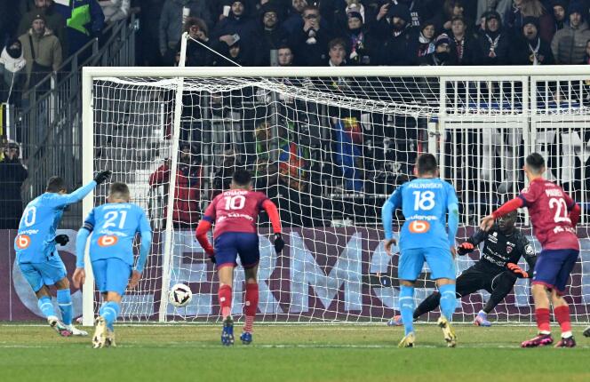 El delantero del OM Alexis Sánchez anota un gol contra el Clermont, en el estadio Gabriel-Montpied de Clermont-Ferrand, el 11 de febrero de 2023.