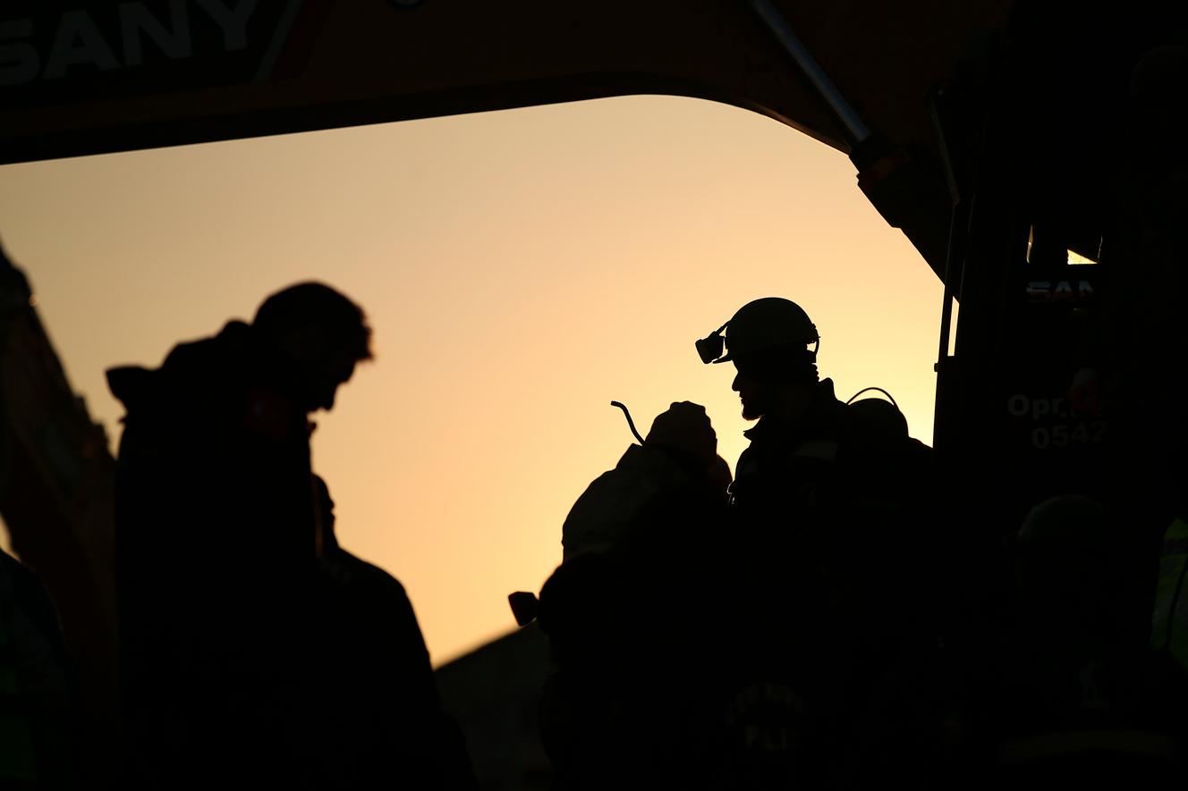 Rescatistas turcos en un edificio en ruinas en Adiyaman, al sur de Turquía, el 11 de febrero de 2023.