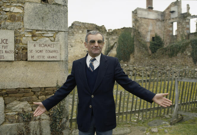 Robert Hébras visite le village d’Oradour-sur-Glane (Haute-Vienne), le 4 décembre 1981.