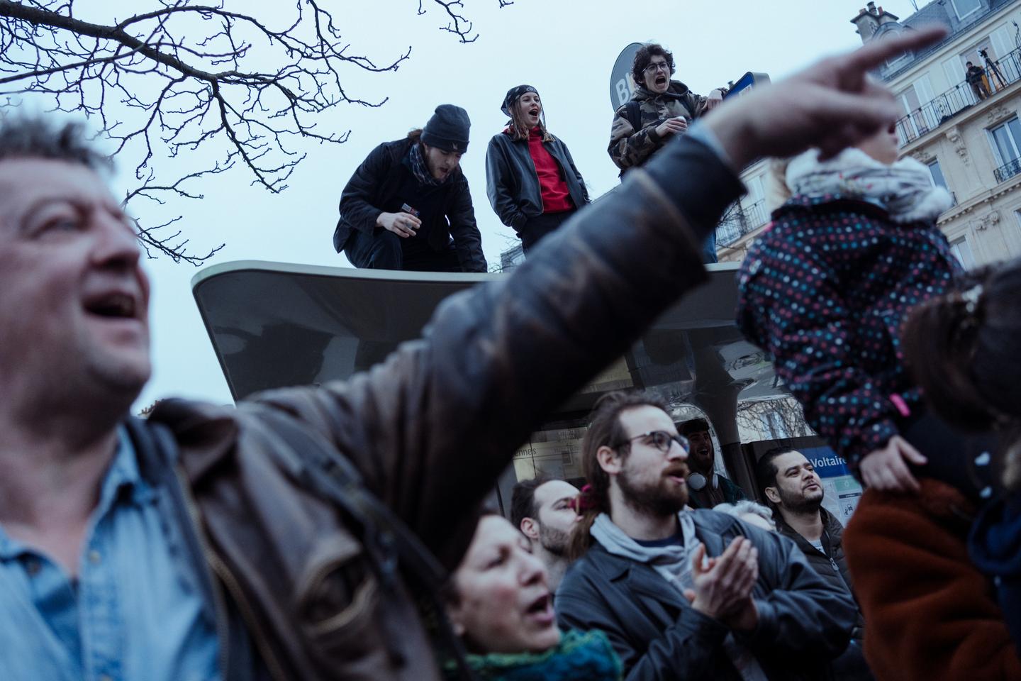 muchos manifestantes instando a endurecer el movimiento