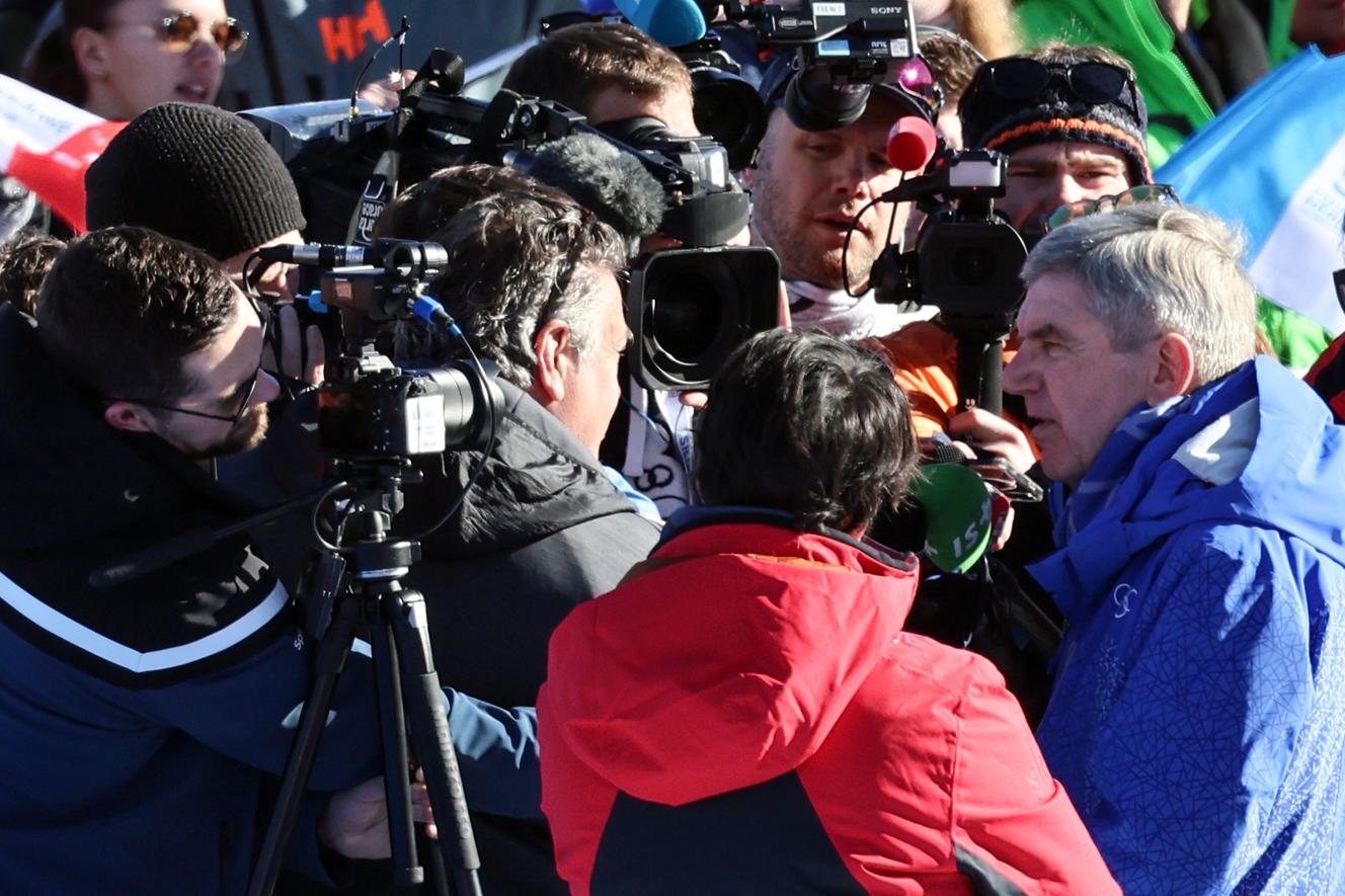 El presidente del COI, Thomas Bach, responde a los medios el domingo 12 de febrero en Courchevel, durante el Campeonato Mundial de Esquí Alpino.