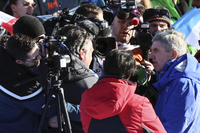 El presidente del COI, Thomas Bach, responde a los medios el domingo 12 de febrero en Courchevel, durante el Campeonato Mundial de Esquí Alpino.