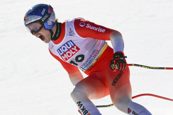 El suizo Marco Odermatt ganó su primera medalla mundial al ganar el título de descenso en Courchevel el domingo 12 de febrero.