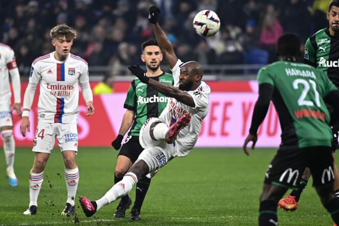 L’attaquant lyonnais Moussa Dembele effectue une reprise de volée contre le RC Lens, au Stade Groupama de Decines-Charpieu, près de Lyon, le 12 février 2023.